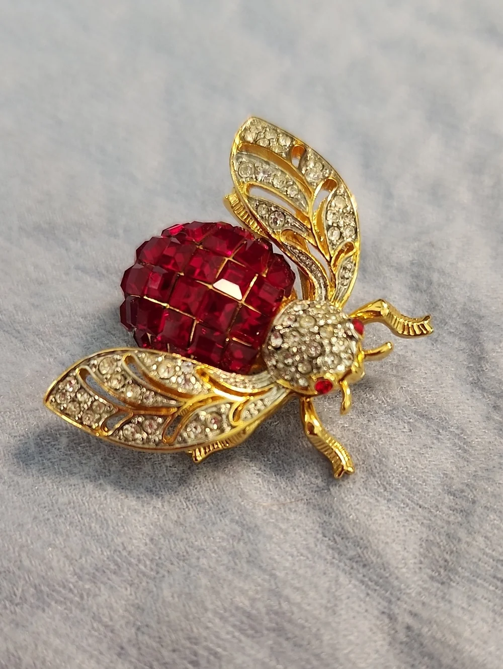 Finely Crafted Vintage Red & White Crystal Rhinestone Bee Pin On Goldtone Metal